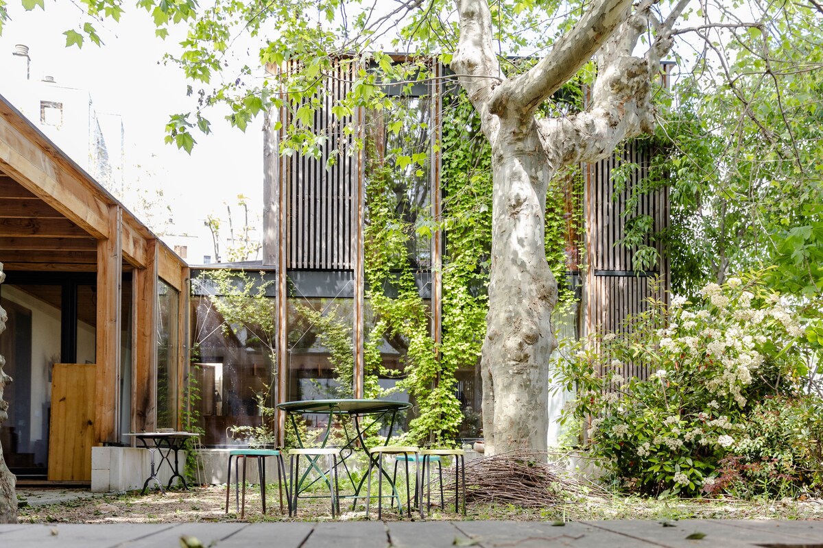 Maison en paille d’architecte avec jardin