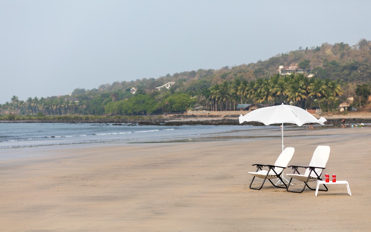 Bay View by Hireavilla,4BR w Beach View in Alibaug