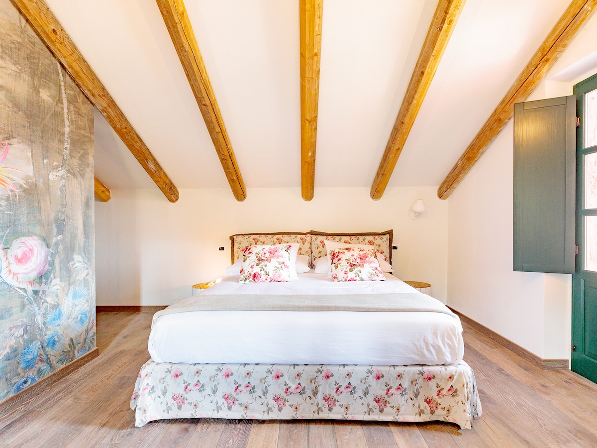 Romantic & Comfy Studio Overlooking  Langhe Hills