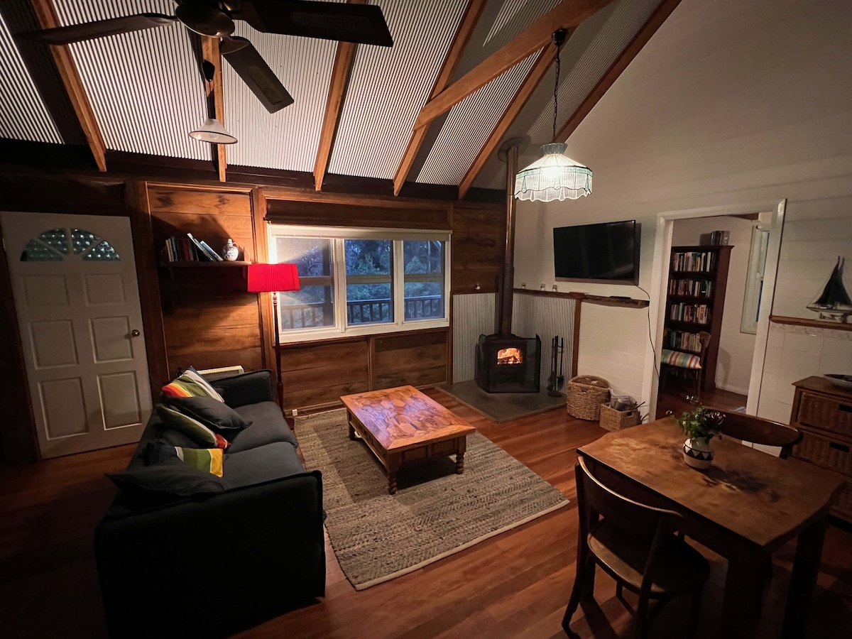 Spacious luxury log cabin, private & dog-friendly