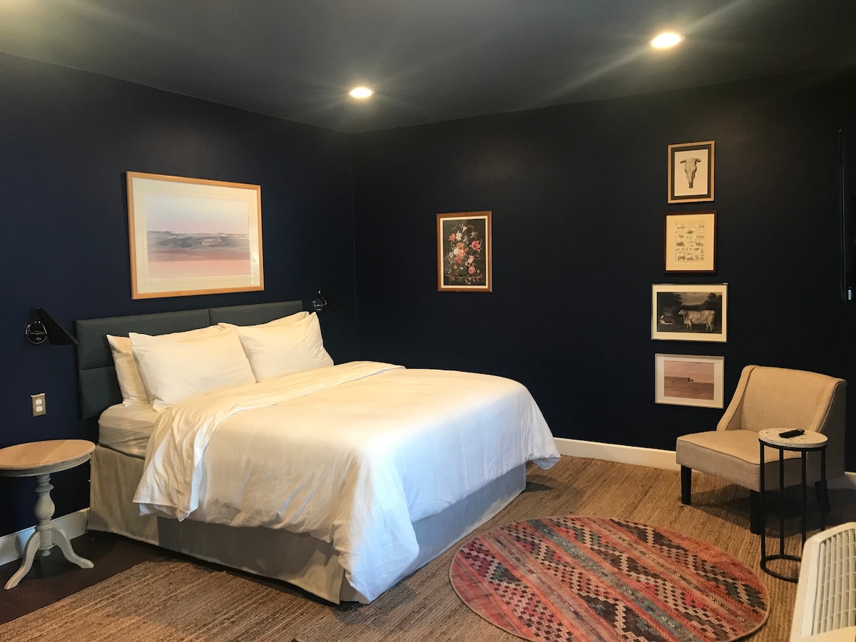 Hotel Suite in Oakley:  The Troy Room