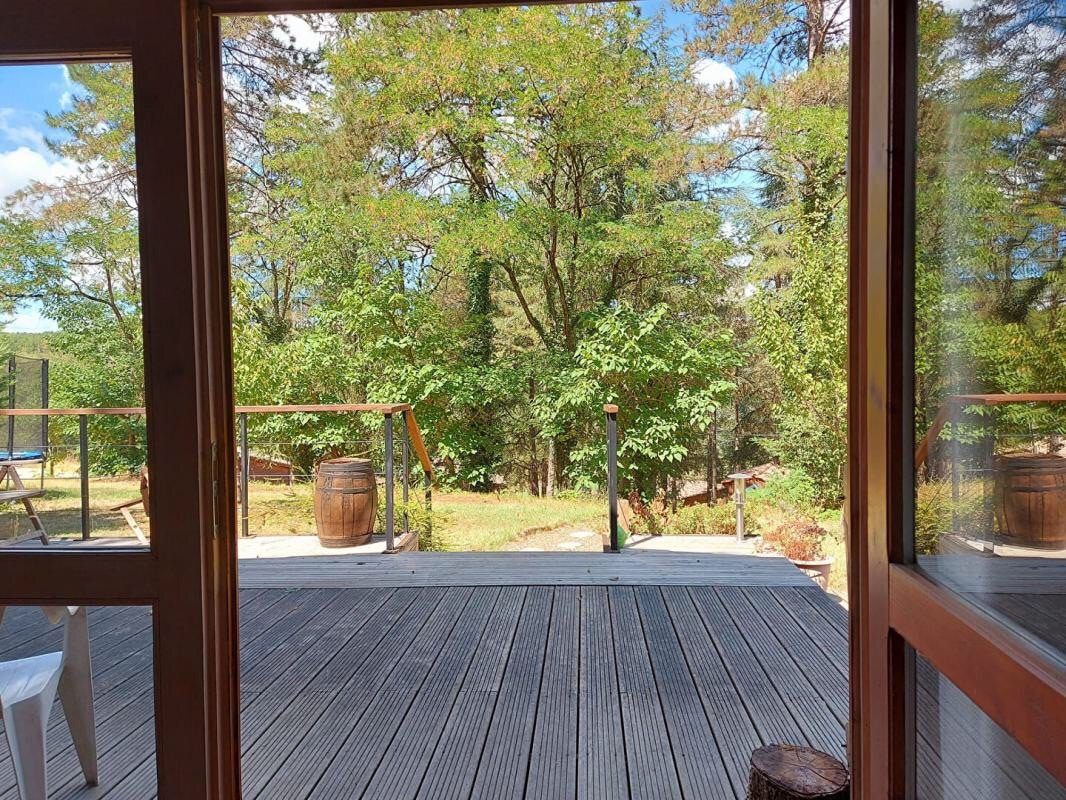 Chalet au milieu de la forêt avec lac à proximité