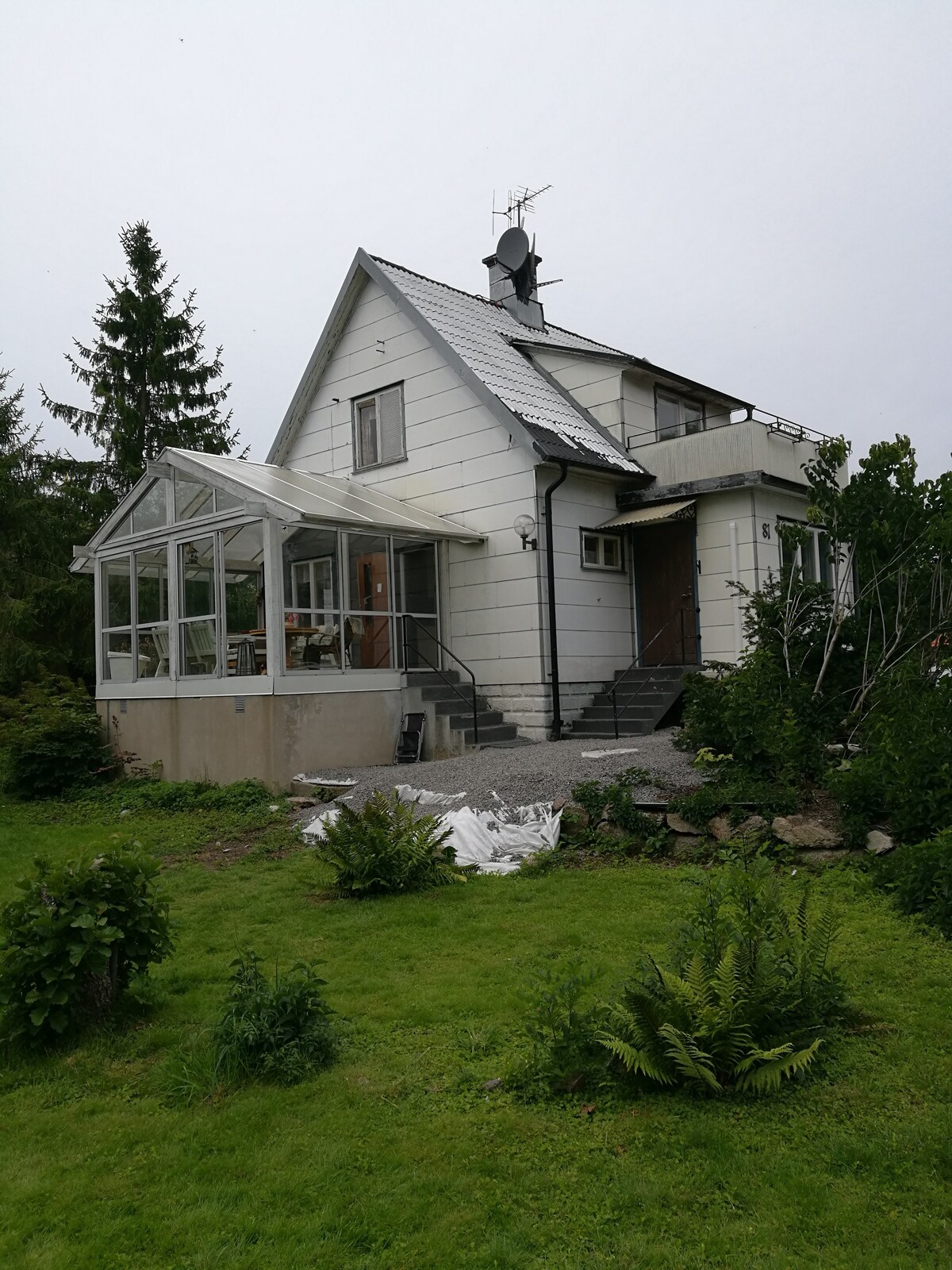 Charmigt äldre hus,stor trädgård i KärradalVarberg