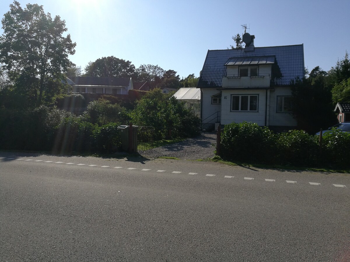 Charmigt äldre hus,stor trädgård i KärradalVarberg
