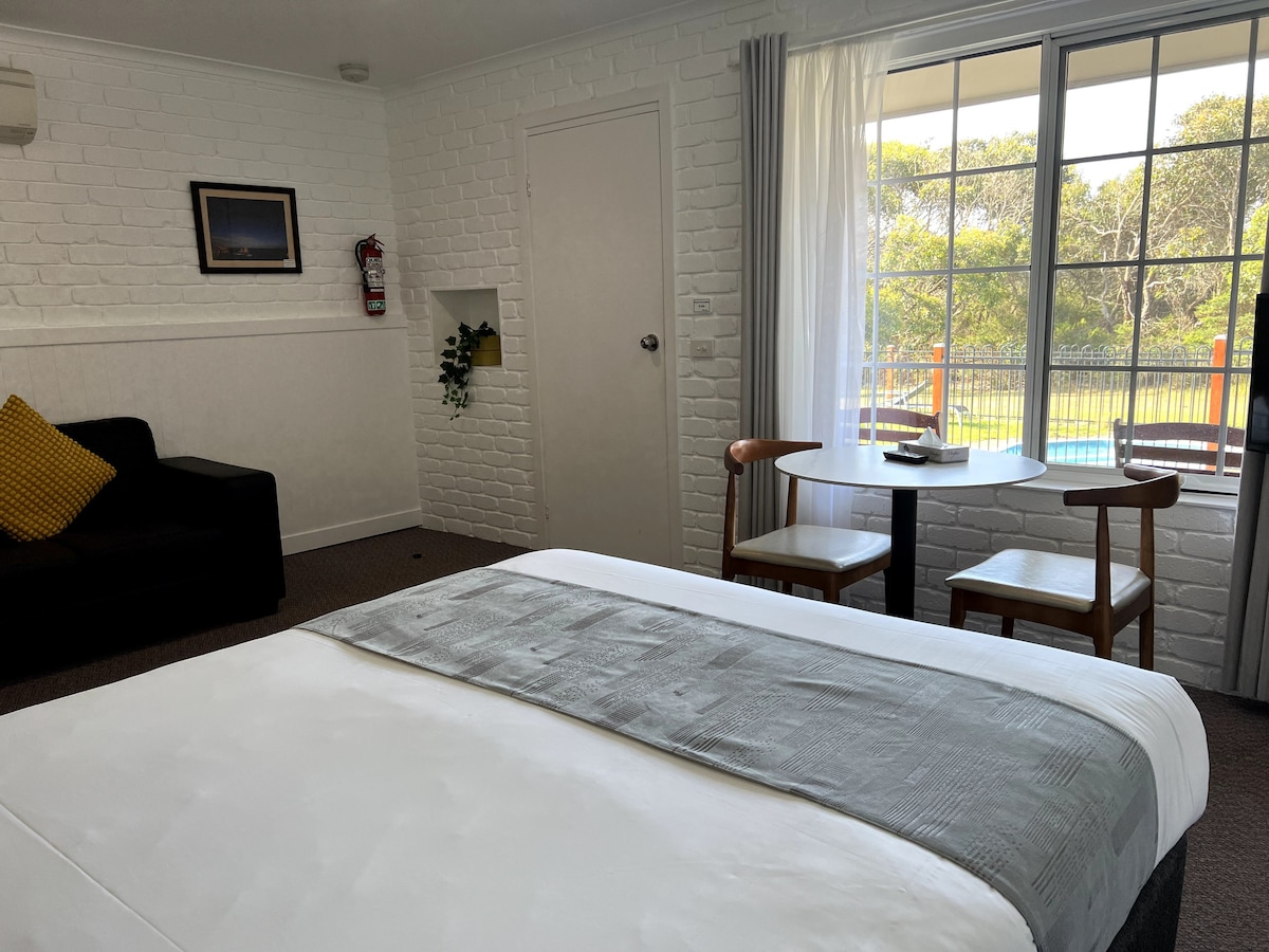 Executive queen room with spa close to beach