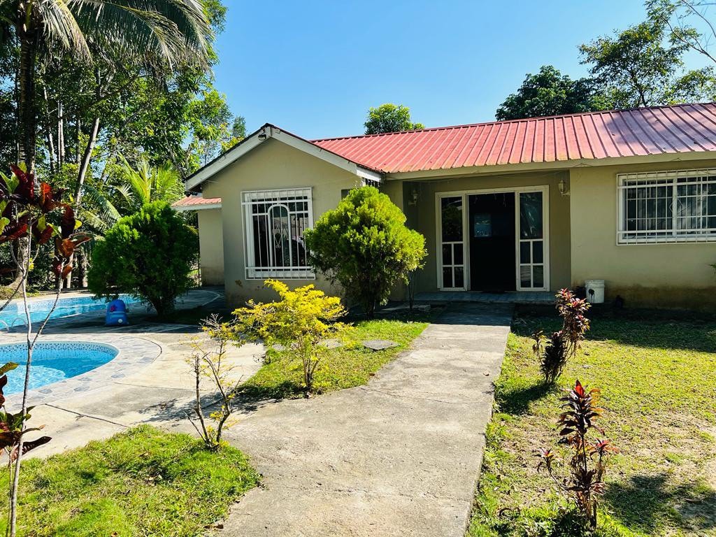 Casa con piscina cerca del mar