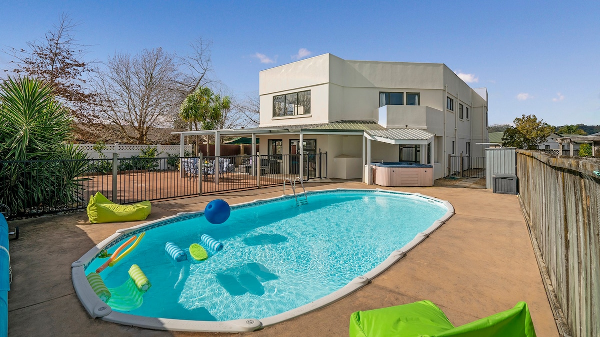 Urban Oasis with Pool!
- pet friendly