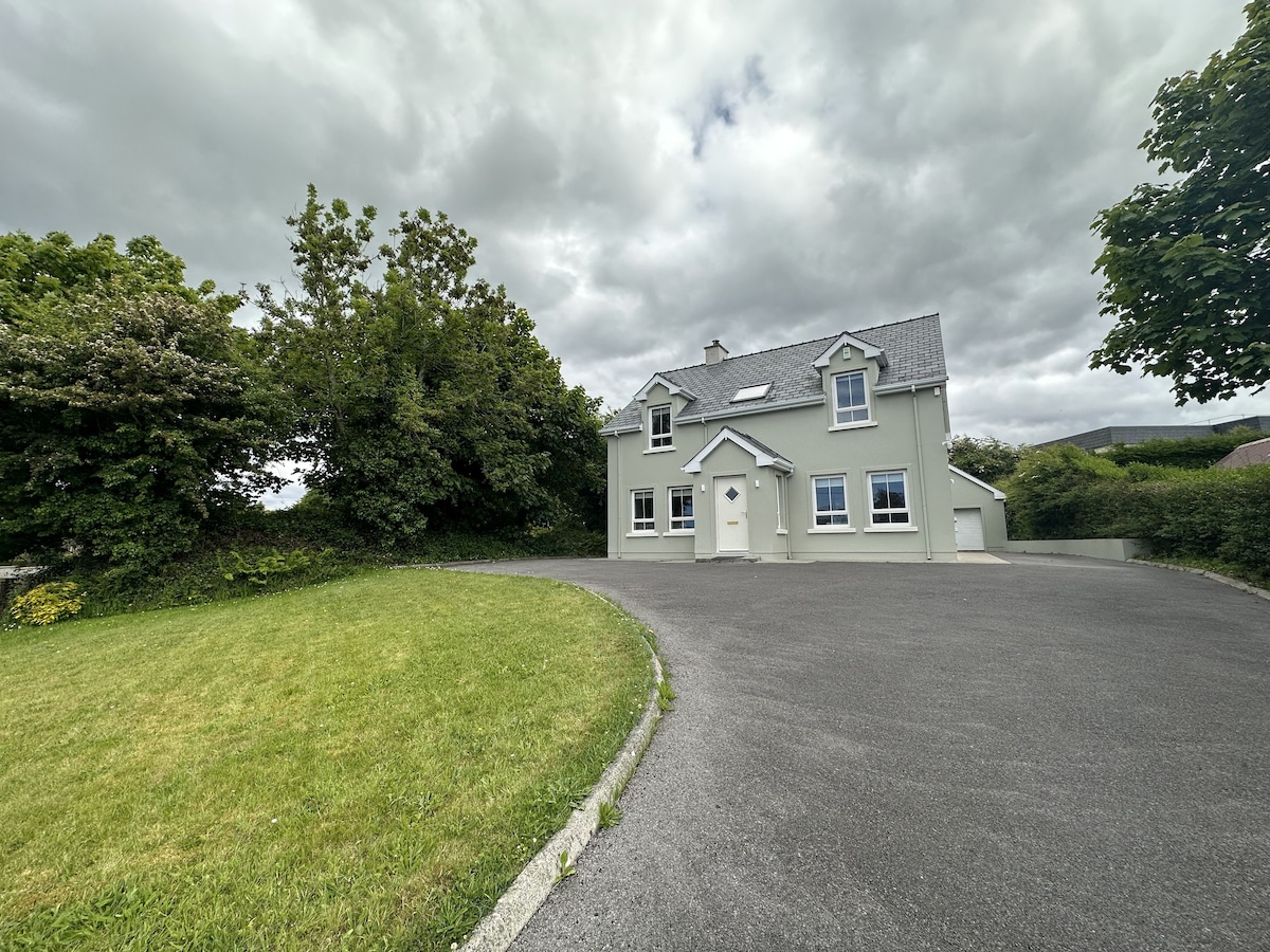 *Newly Refurbished | 400m to Town | Sea Views*