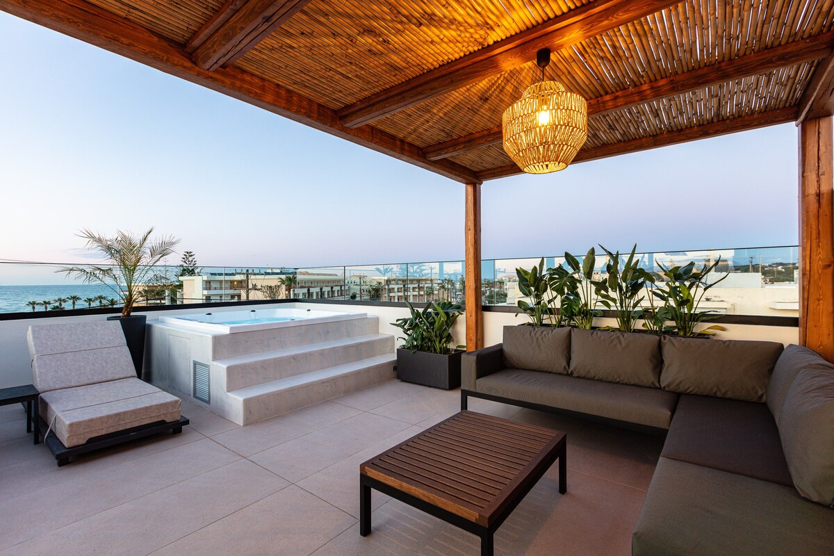 Private Rooftop w/ Hot Tub, 100m from the Beach