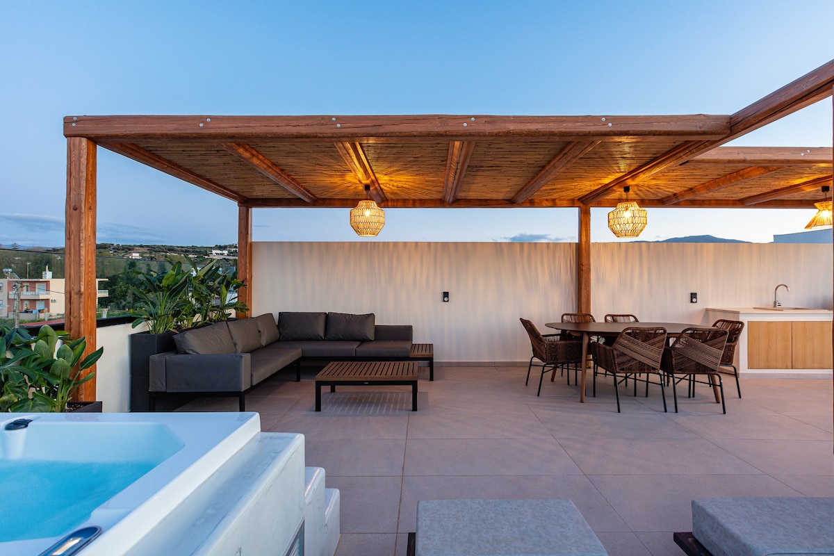 Private Rooftop w/ Hot Tub, 100m from the Beach