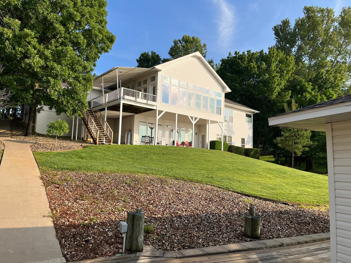 Lake-front home, kayaks, pool table, king bed