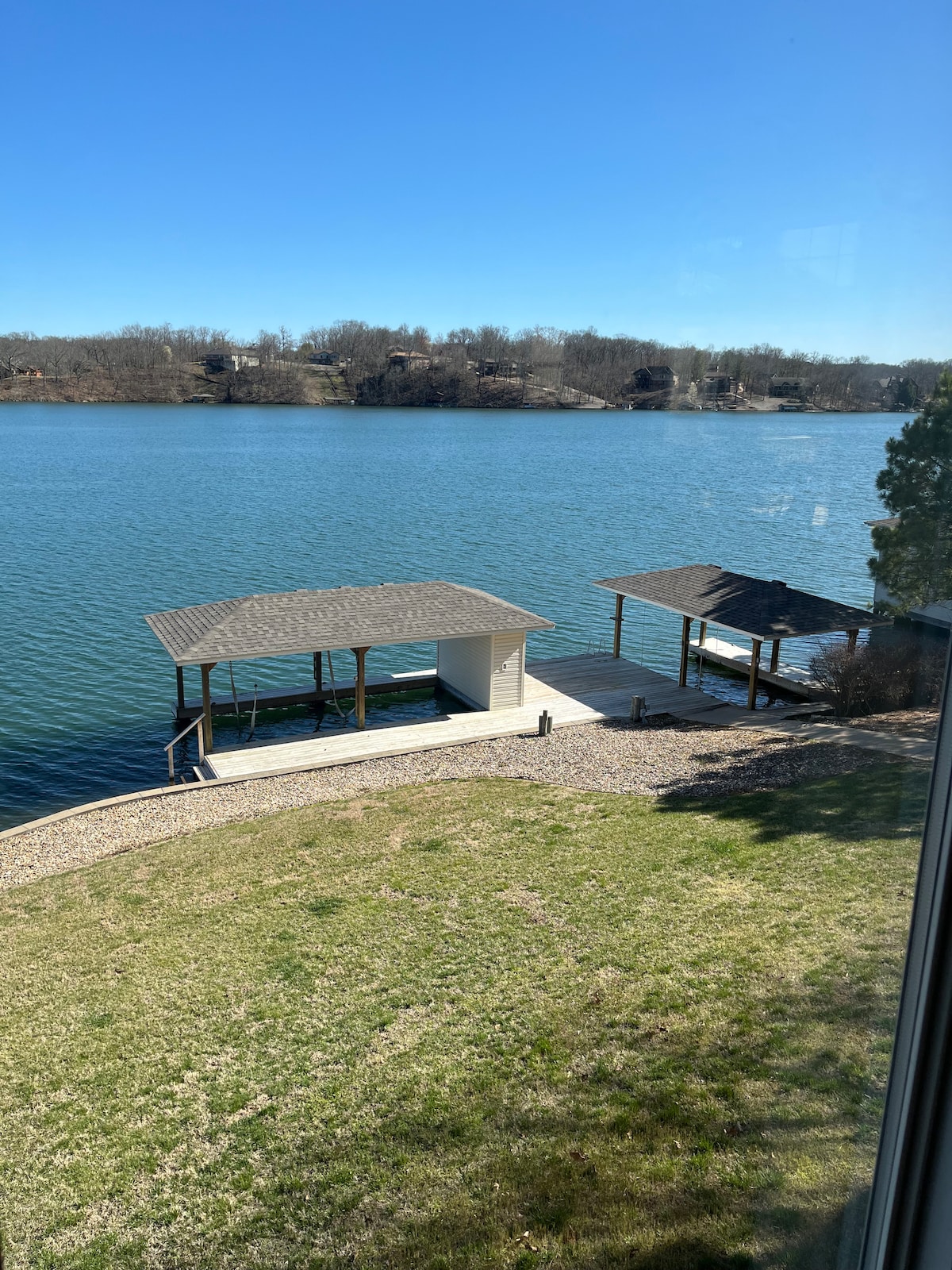 Lake-front home, kayaks, pool table, king bed