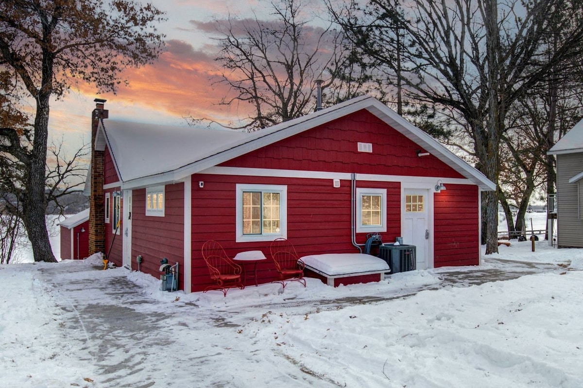 Cozy red cabin on Briggs Lake Chain w/ boat house