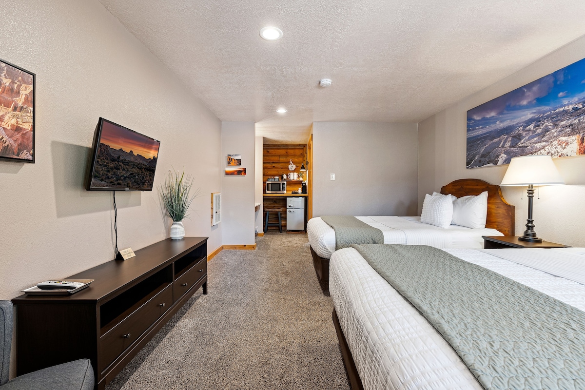 Red Rock Escape at Duck Creek Village Inn Room 4