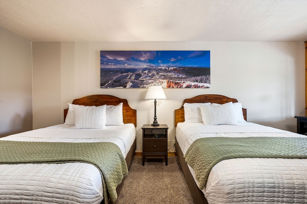 Red Rock Escape at Duck Creek Village Inn Room 4