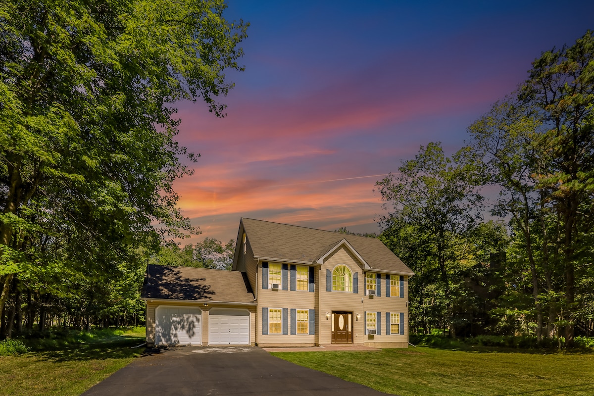 Luxury Pocono home *Hot tub*Pool*Game Rm*Firepit