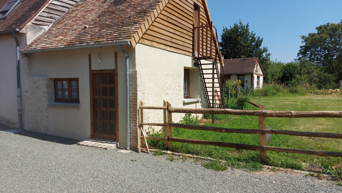 chambre d' hôtes, à 1,5 km autoroute, en campagne.