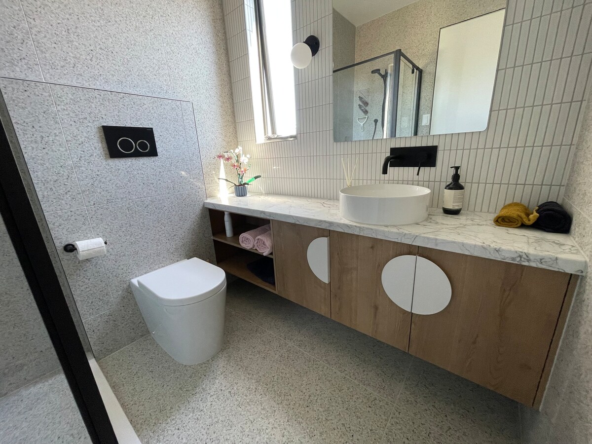 Private Room & Bathroom in Modern Townhouse