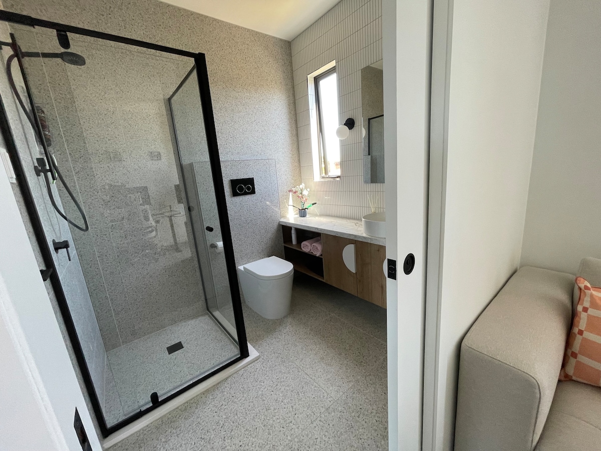 Private Room & Bathroom in Modern Townhouse