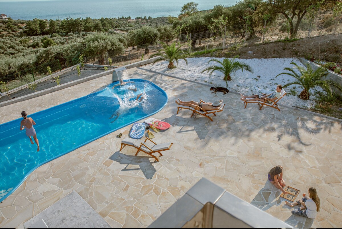 villa with cabinet and jacuzzi