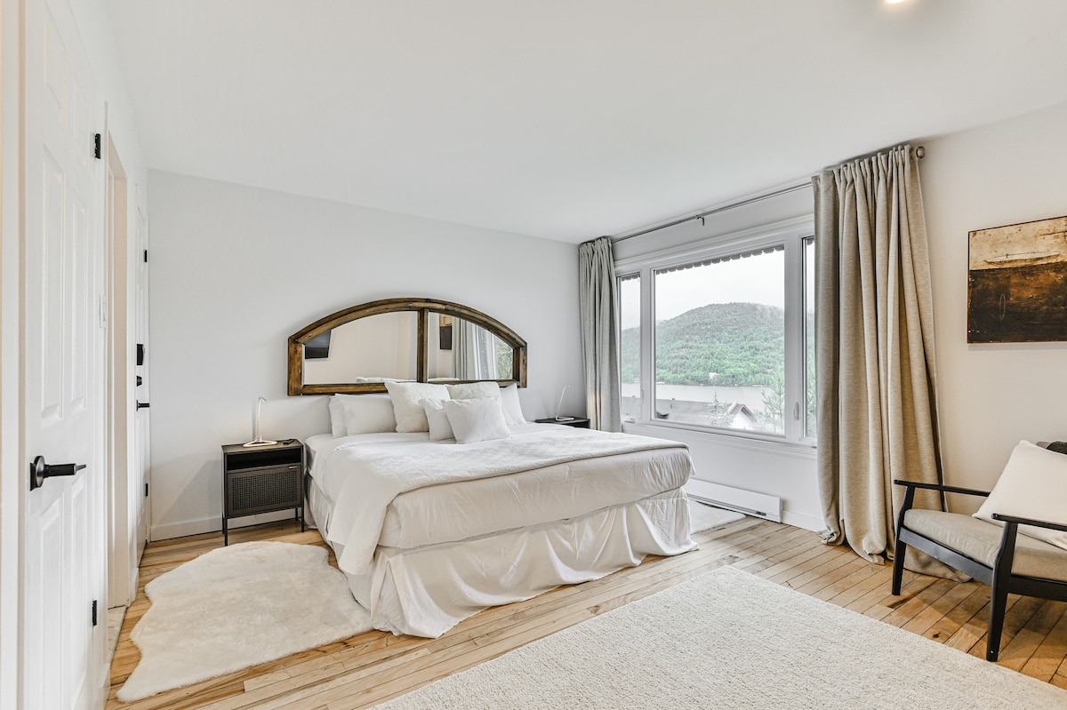 宽敞的2卧室，可欣赏湖景和山景！