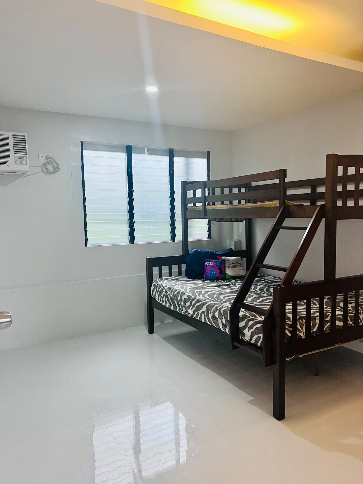 Fully Furnished Open-LayoutHome