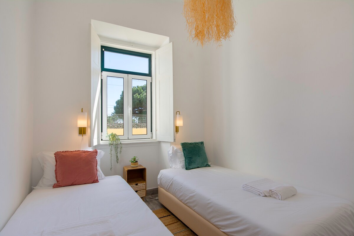 Cozy Apartment with Patio near Carcavelos Beach