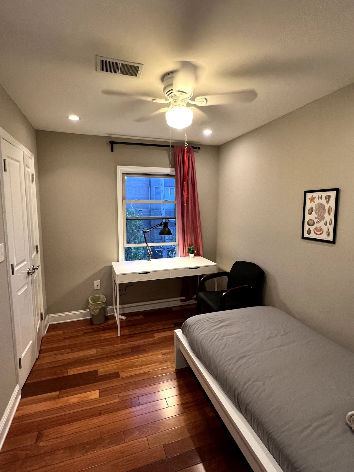 Charming Rittenhouse Room: Cozy and Convenient
