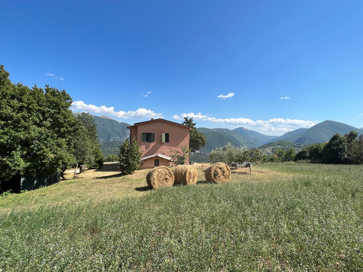 Villetta panoramica immersa nel verde a Cerreto