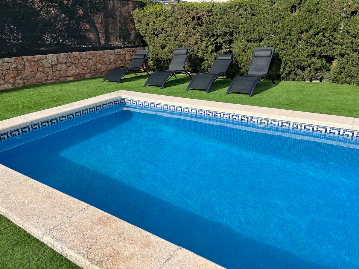 休闲房源，设有私人游泳池。"La Casa Nova"