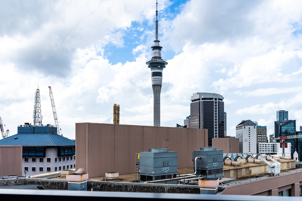 Tree-Lined Studio on High Level with Skytower View