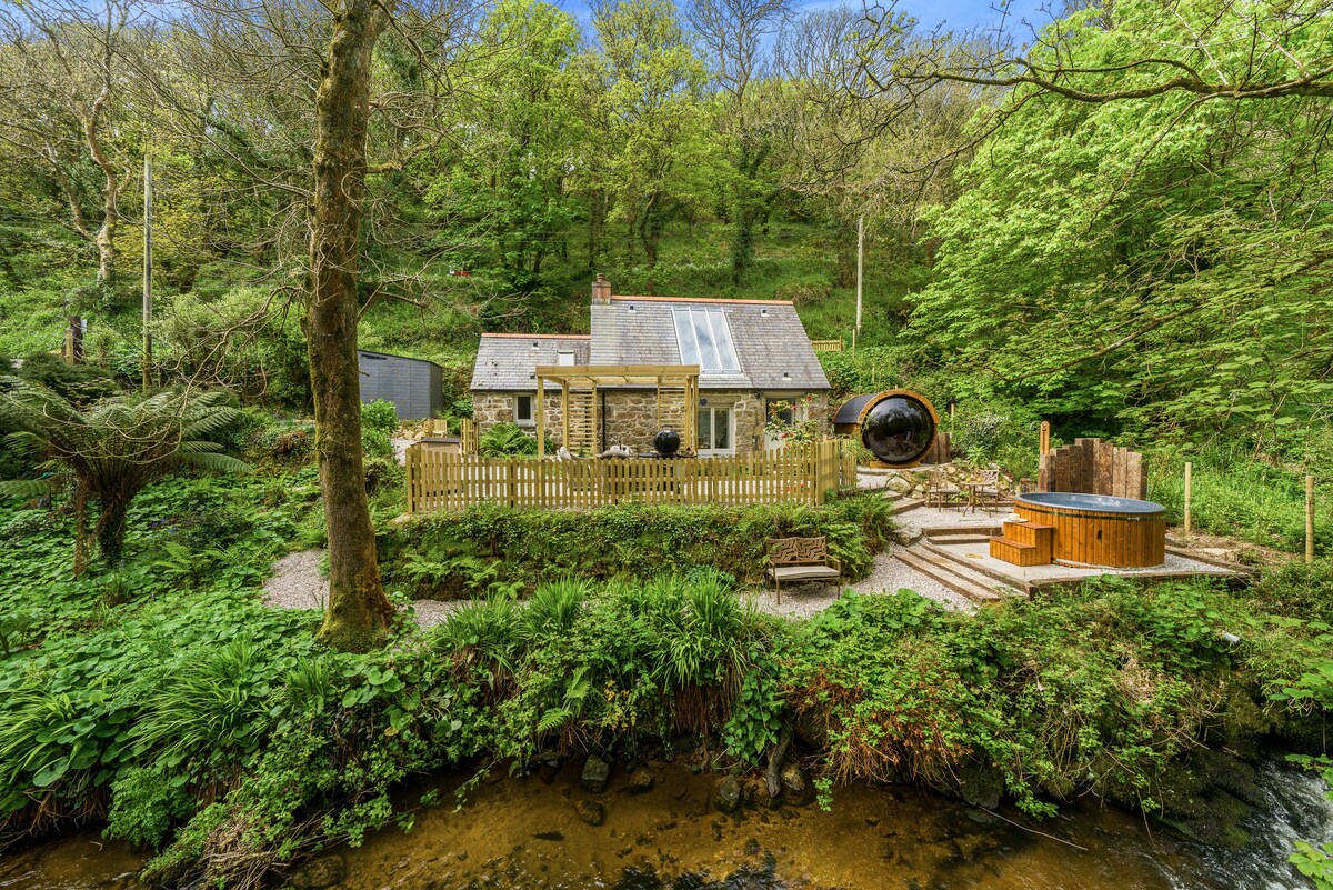 Romantic Escape By The Beach with Hot Tub & Sauna