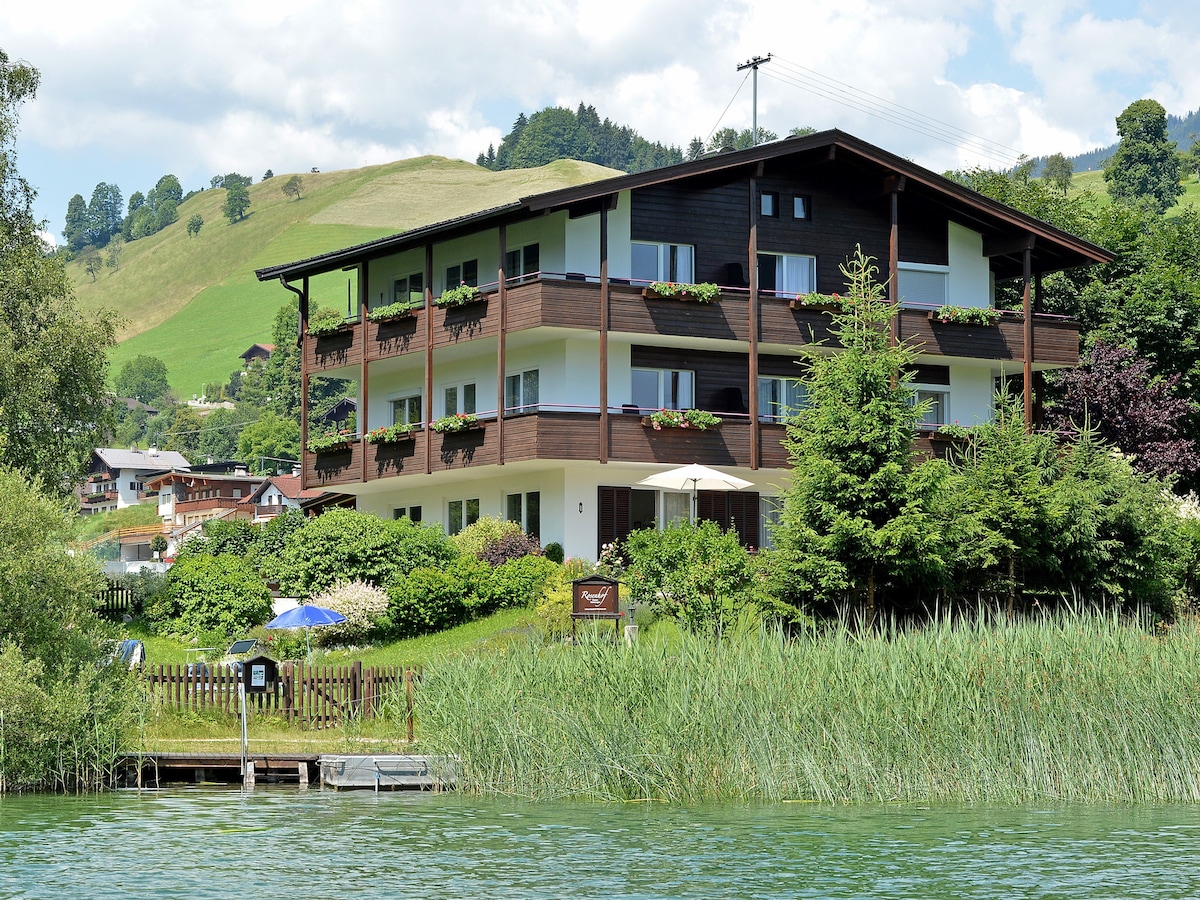 Single apartment in the house directly on the lake