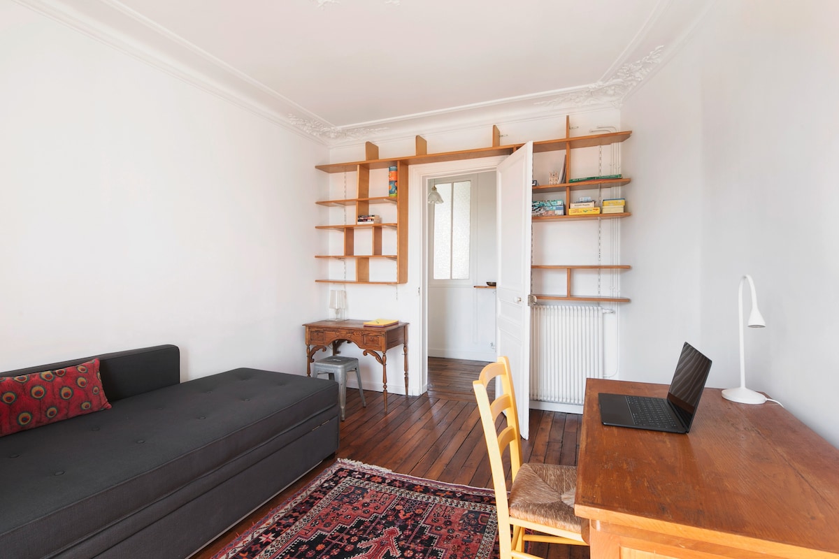 Charming typically Parisian flat in a quiet place