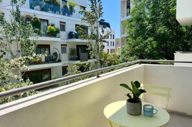 Nachalat Binyamin apartment | Balcony | 4 People!