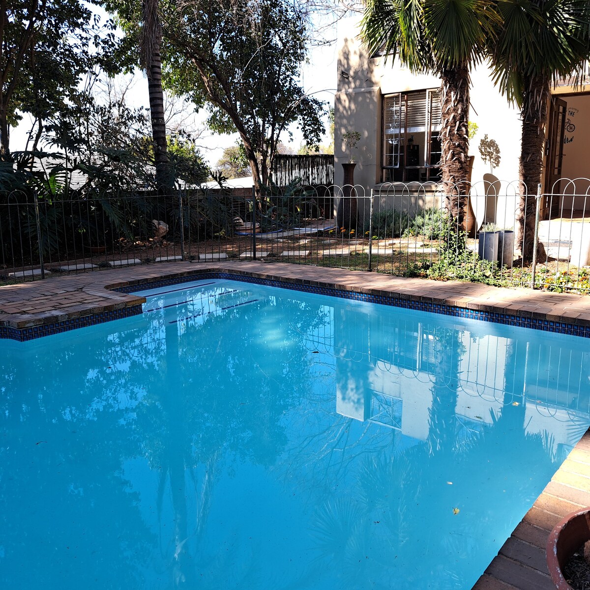 Relax at our Pool Flat - Backup Power Linksfield
