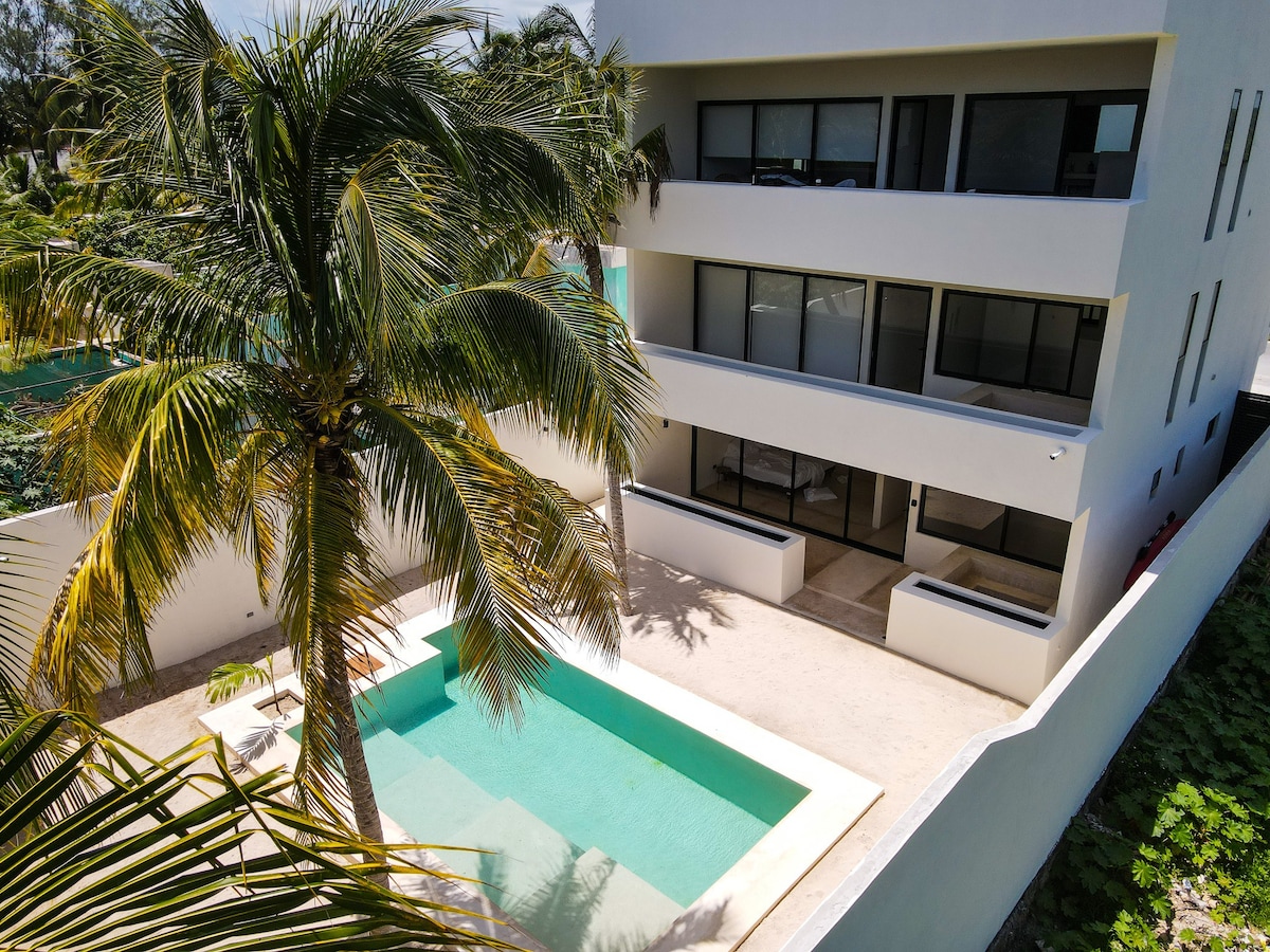 顶层公寓距离海滩和私人泳池只有1个街区。