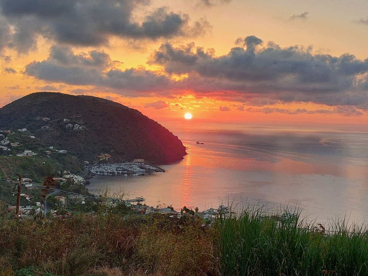 Camera vista alba e baia di Lipari