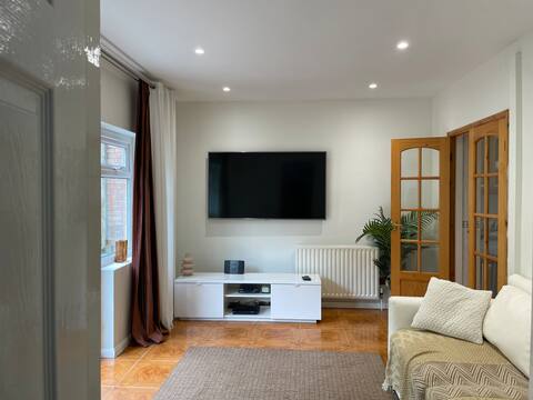 Wifi,Smart TV, Parking.