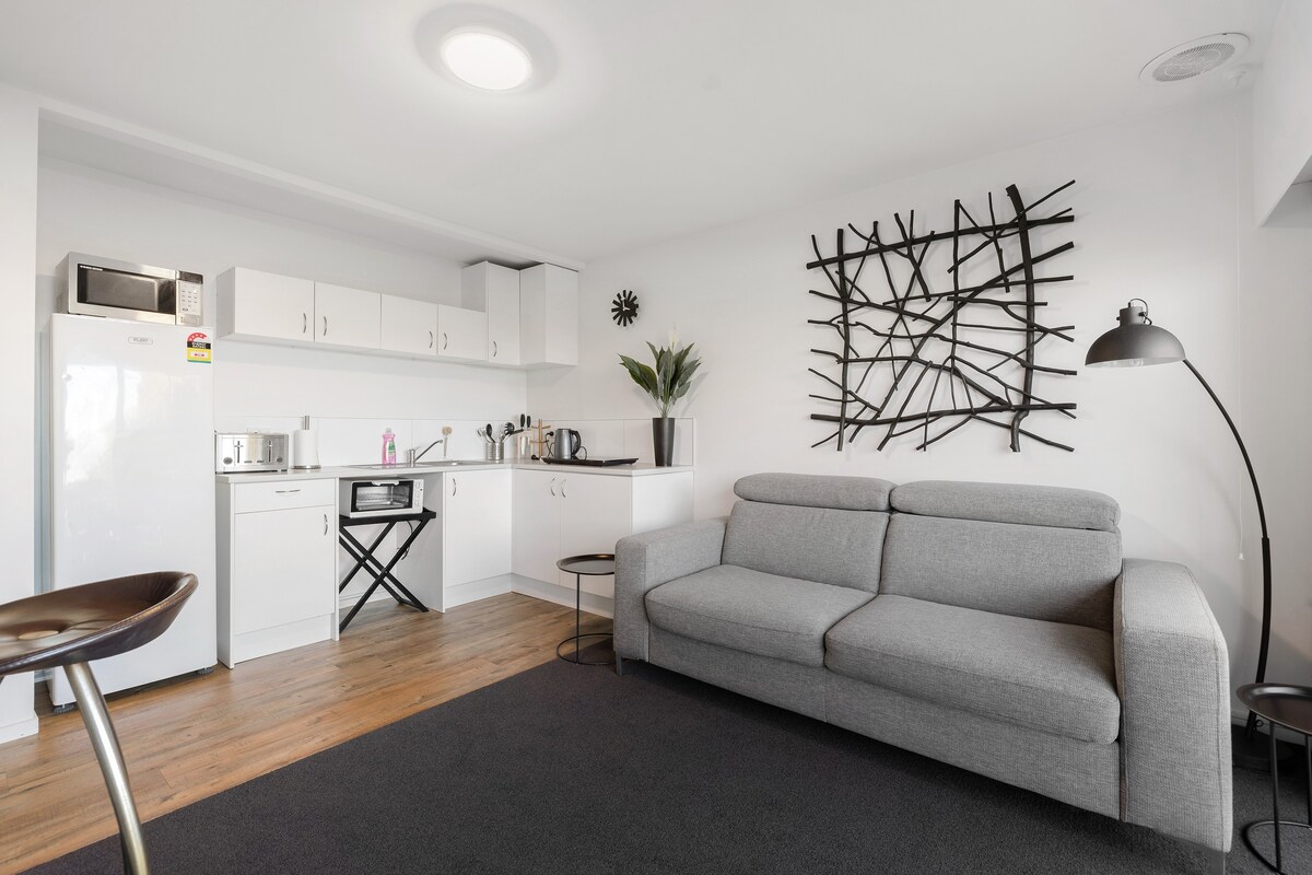 Gorgeous, newly renovated two bedroom unit!