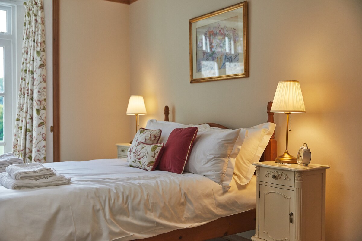Private en-suite room in country House Room Only