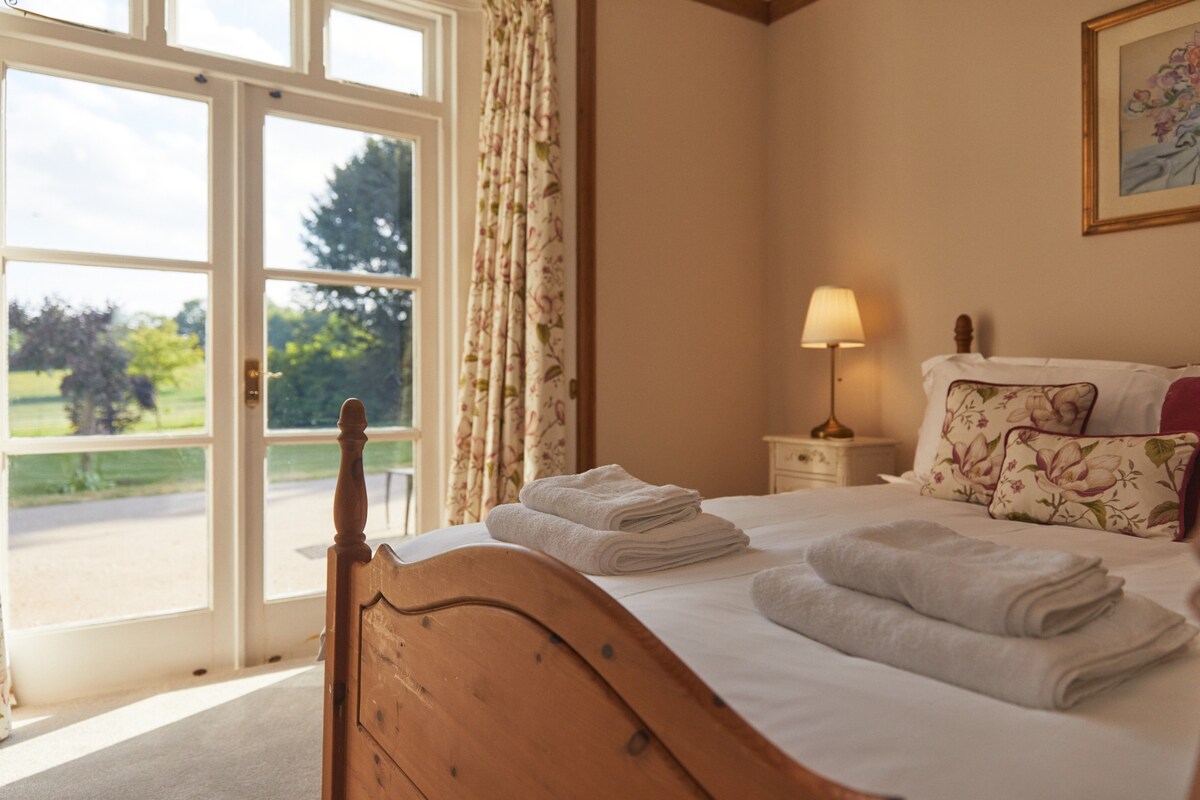 Private en-suite room in country House Room Only