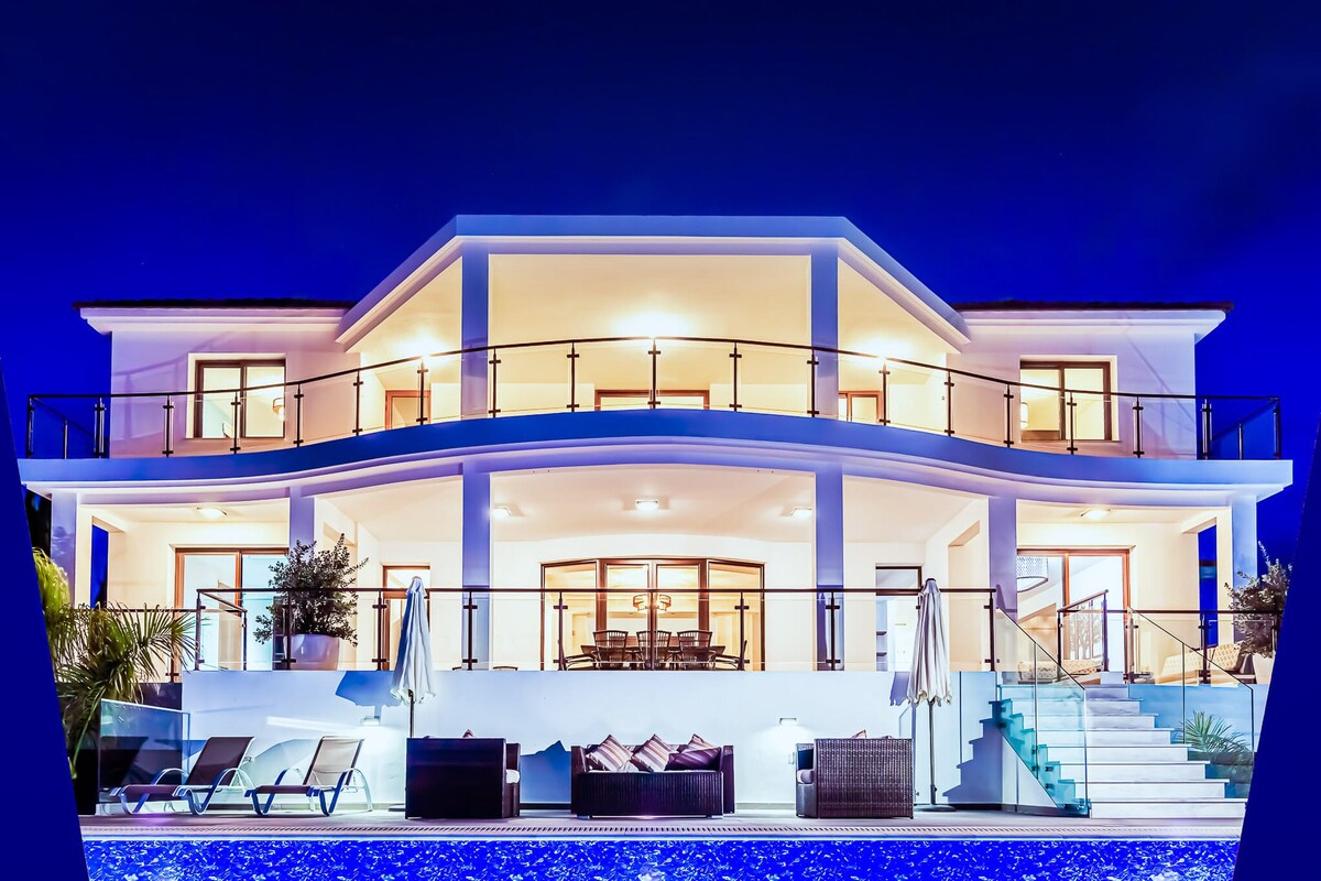 Simply majestic, villa with private pool Sea Caves