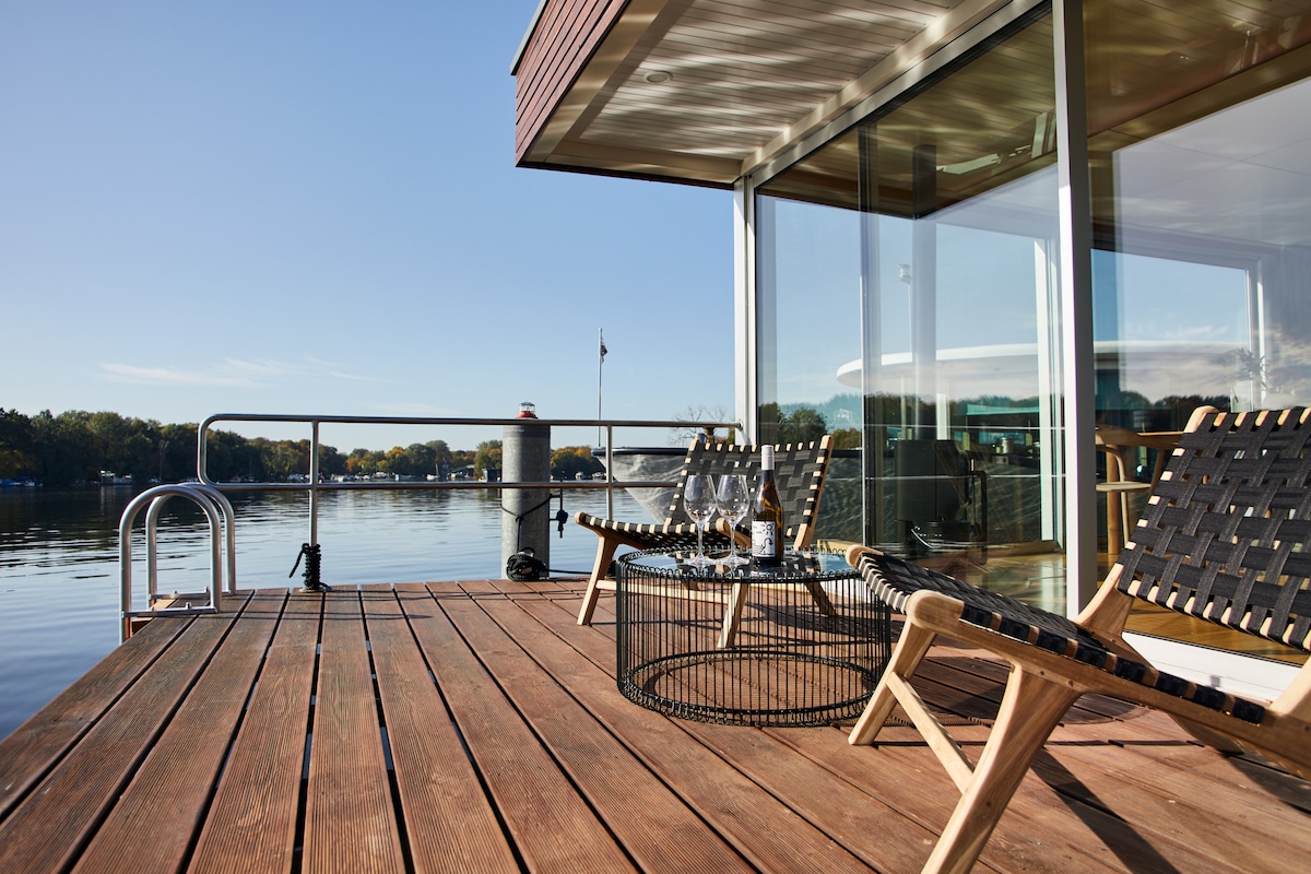 Spreeapartment JULIA Hausboot mit Kamin