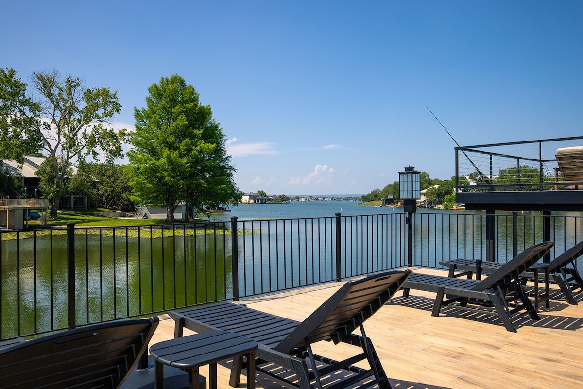 Newly Remodeled Lakefront Haven with 2 Boat Docks