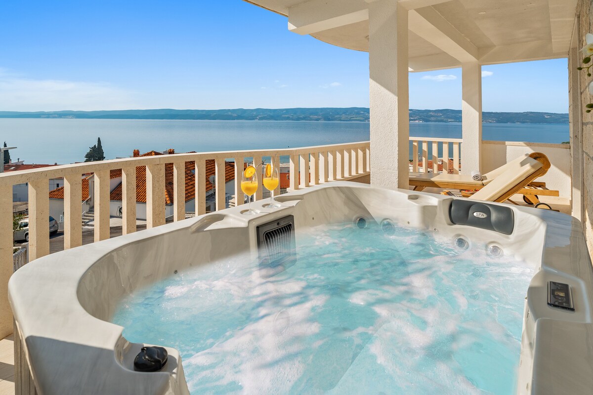 Luxury 3 bedrooms apartment with Jacuzzi, sea view