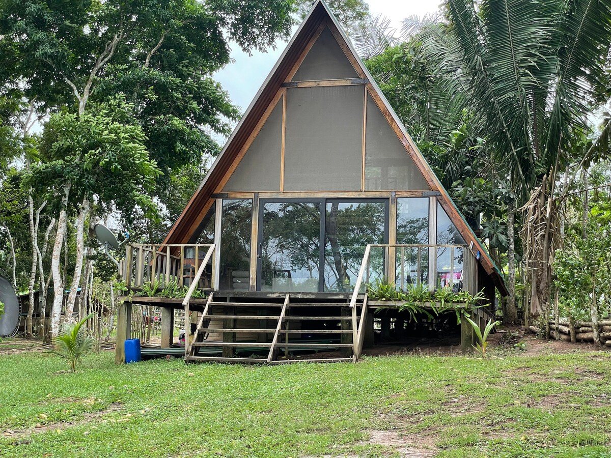 带泳池的泻湖景观小屋