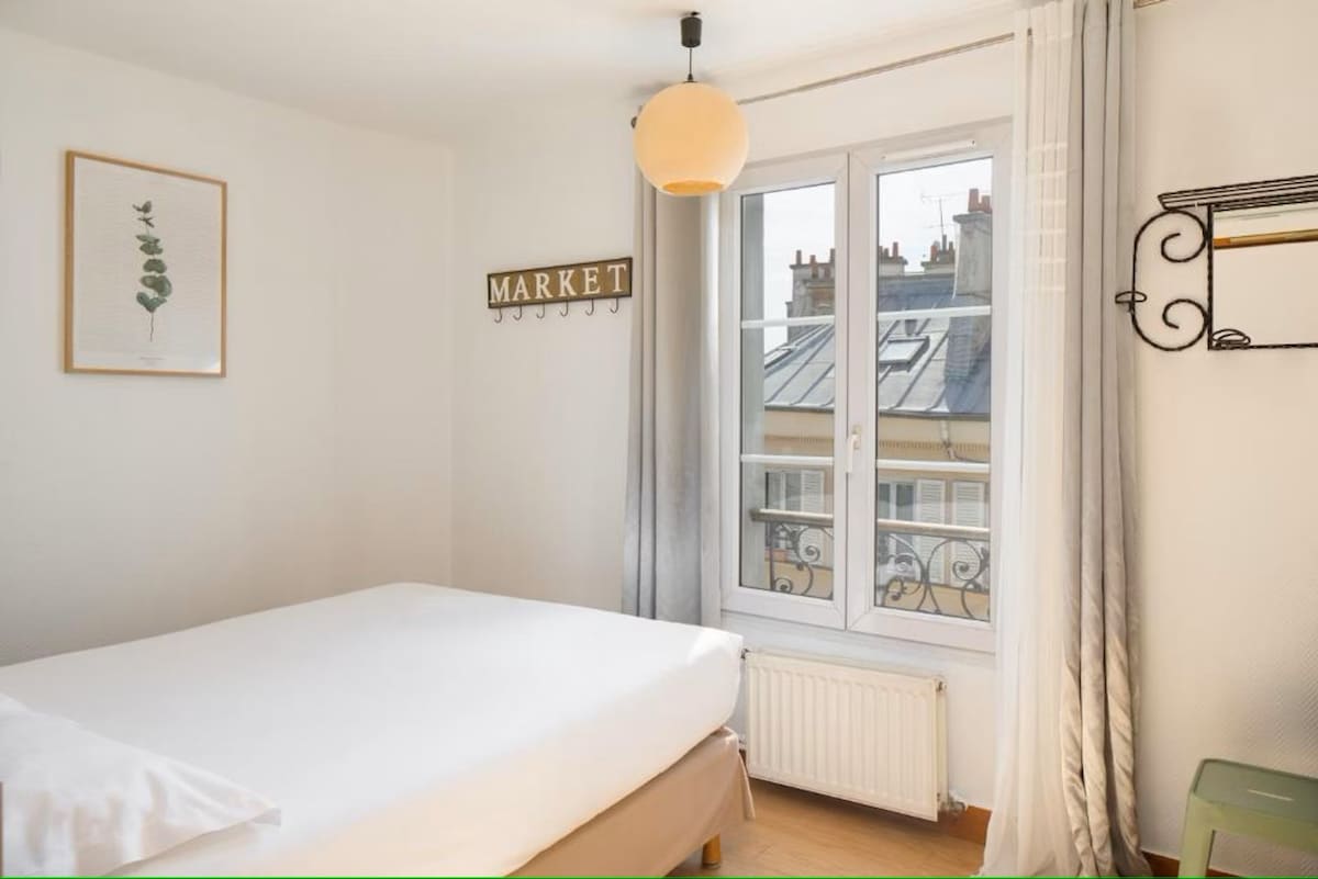 Comfortable Double Room in the heart of Montmartre