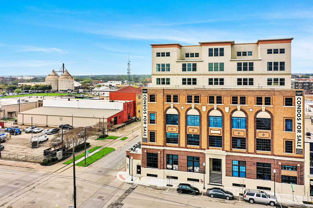 Luxe Penthouse: Downtown Magnolia/Baylor/McLane