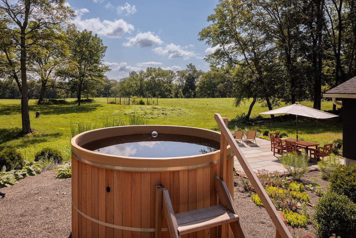 Rhinebeck home w/cedar sauna + hot tub on 50 acres
